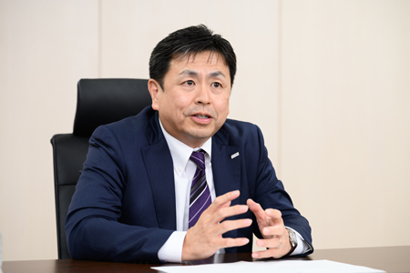 栗岡 康雅氏