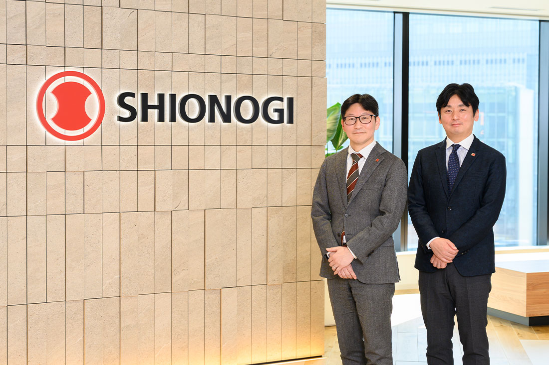 塩野義製薬株式会社　IT＆デジタルソリューション部長　中井 康司氏 塩野義製薬株式会社　人事部長　河本 高歩氏